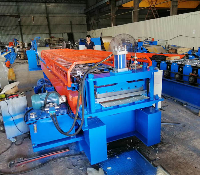 Steel sheet reinforced truss floor slab forming machine