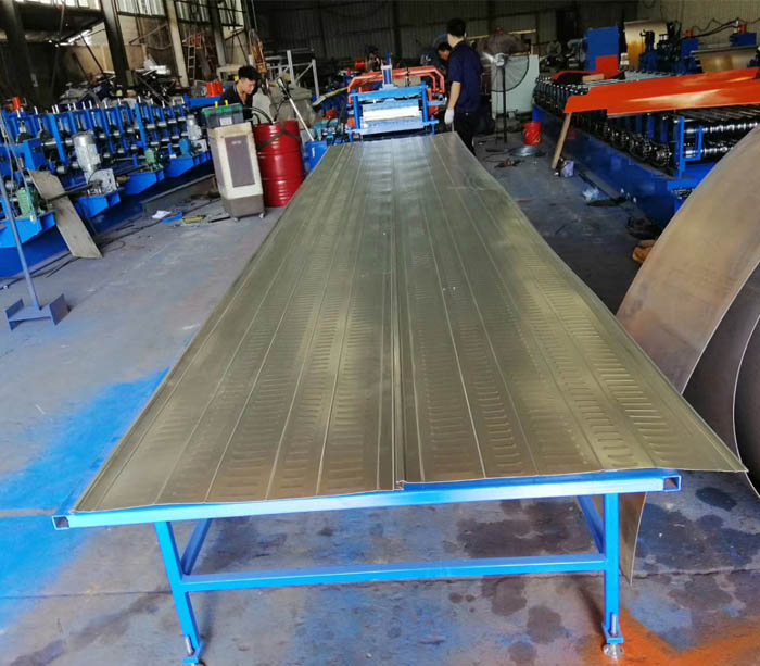 Steel sheet reinforced truss floor slab forming machine