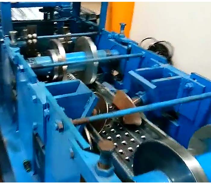 Galvanized steel ladder pedal roll forming machine