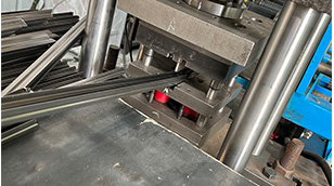 Export One Machine Making Square Metal Frame For Mesh Holding